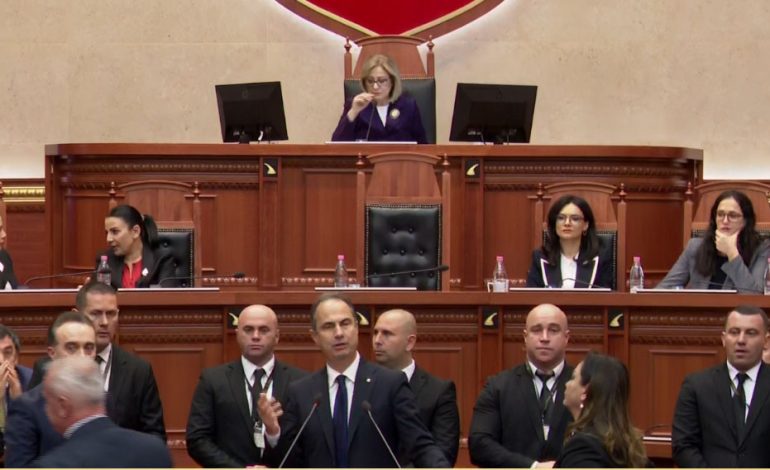 KUVENDI NIS ME DEBATE/ Nikolla i heq fjalën Boçit, reagojnë demokratët, Garda bllokon foltoren
