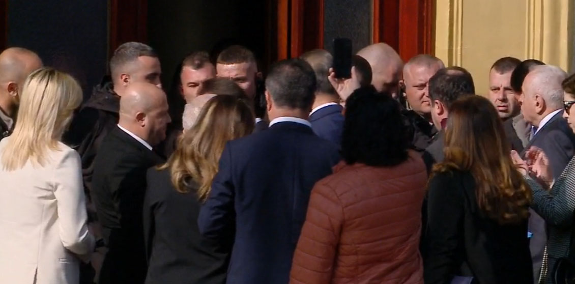 "TURP T'JU VIJË"/ Tensione jashtë Kuvendit, deputetët e përjashtuar të PD kërkojnë të futen në seancë, ndalohen nga Garda