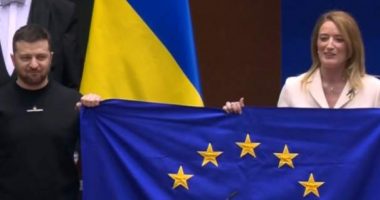PAS FJALIMIT/ Presidentja e Parlamentit Europian i dhuron Zelensky-t flamurin e BE-së