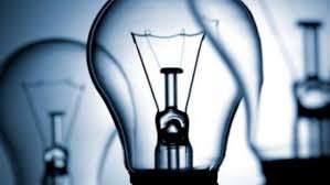 MBI 10 FAMILJE PA ENERGJI ELEKTRIKE NË TIRANË/ Banorët: Kanë ikur dritat që të shtunën mbrëma…