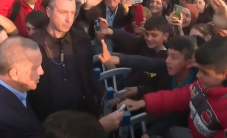 PAMJET/ Erdogan u shpërndan para në dorë fëmijëve që prisnin në turmë, rrjeti shpërthen në komente negative