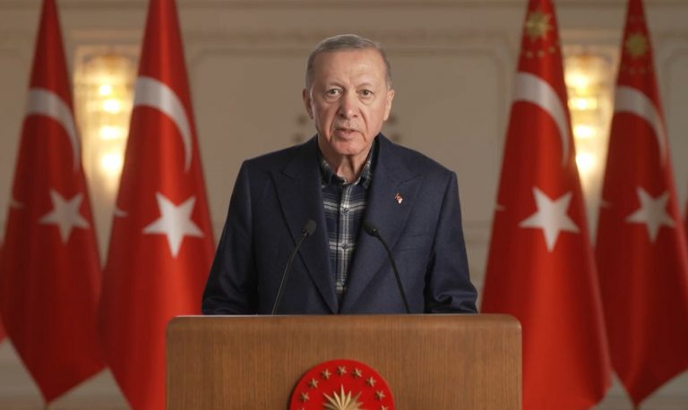 “MIRËNJOHJE PËR NDIHMËN…”/ Erdogan: Mbi 8,000 njerëz u nxorën të gjallë nga rrënojat falë ekipeve të kërkim-shpëtimit
