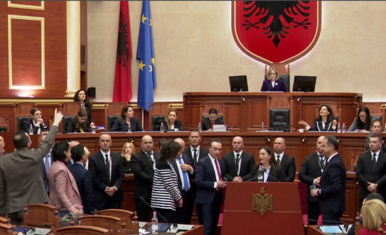 DEPUTETET E PD-SË KËRKUAN INTERPELANCË/ Rama mungon në seancë, ia delegon Spiropalit ‘detyrën’
