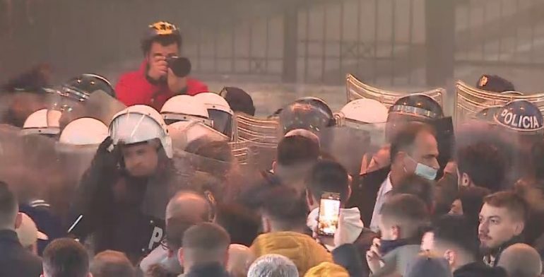TENSION DHE FLAKADANË/ Protestuesit tentojnë të hyjnë në Parlament, ja çfarë po ndodh