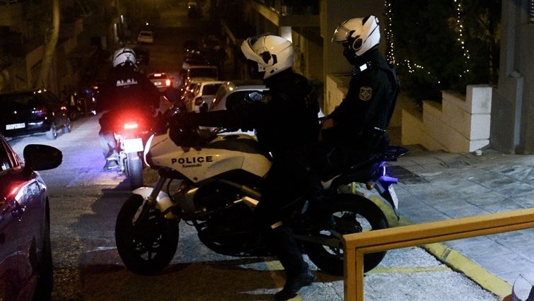 SHQIPTARËT TERRORIZOJNË NJË LAGJE NË GREQI/ Qëllojnë me kallashnikovë drejt disa banesave, shpallen në kërkim