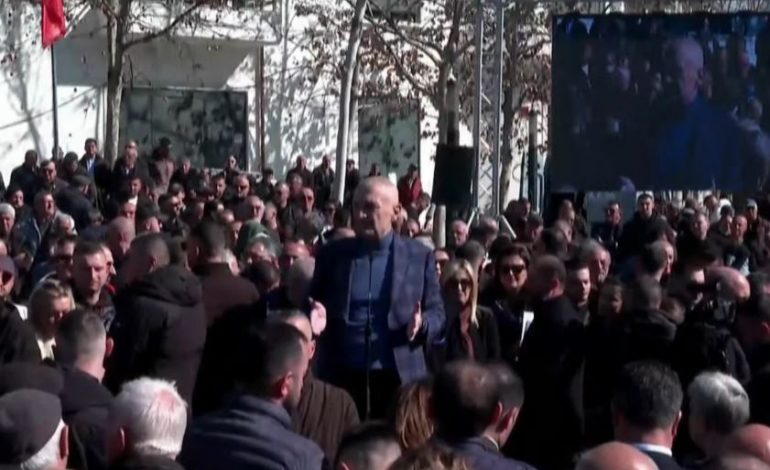 PAS BERISHËS/ Meta thirrje qytetarëve nga protesta: Mos prisni t’ju vënë traun te dera, por…