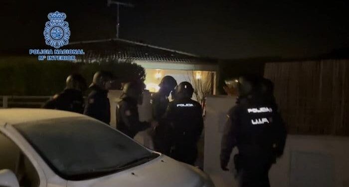 131 KG KANABIS…/ Kishin ngritur një shtëpi bari, arrestohet ish-ushtaraku shqiptar dhe bashkëshortja e tij