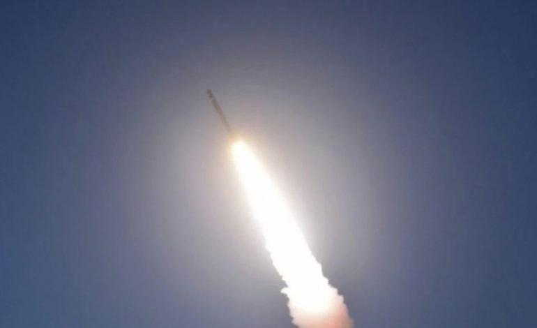 SHBA ZGJAT STËRVITJET USHTARAKE/ Koreja e Veriut lëshon dy raketa balistike nga bregu lindor
