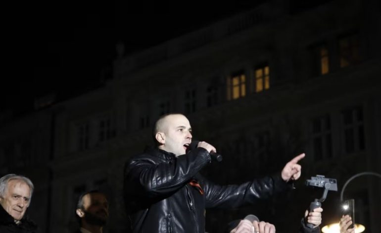 “DUAM NDËRPRERJE TË DIALOGUT ME KOSOVËN”/ Opozita në Serbi protestë kundër Vuçiçit, qindra qytetarë thyejnë kordonin policor dhe…