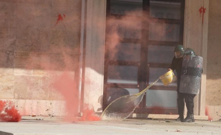 HODHËN TYMUESEN PARA KRYEMINISTRISË/ Policia shoqëron tre protestues të PD-së