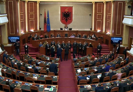 PS MERR VENDIMIN/ Përjashtohen për 10 ditë edhe 6 deputetë të tjerë të Partisë Demokratike