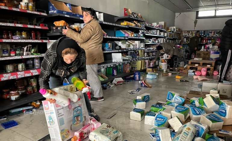 DËSHPËRIM DHE URI/ Qytetarët dynden nëpër supermarkete duke grabitur ushqime pas tërmetit katastrofik në Turqi
