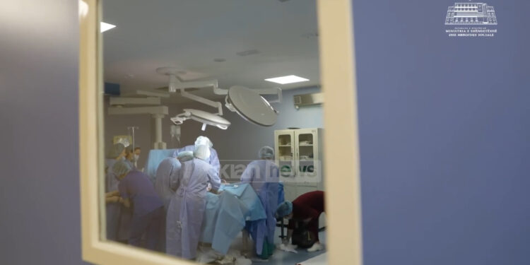 E RRALLË/ Mjekët bëjnë mrekullinë, shpëtohet nëna dhe foshnja në Tiranë