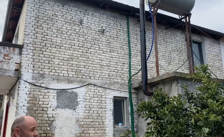 FSHN KONTROLL SHTËPISË NË LEZHË/ Familjarët të tmerruar: Kanë prish gardhin dhe kanë hyrë brenda