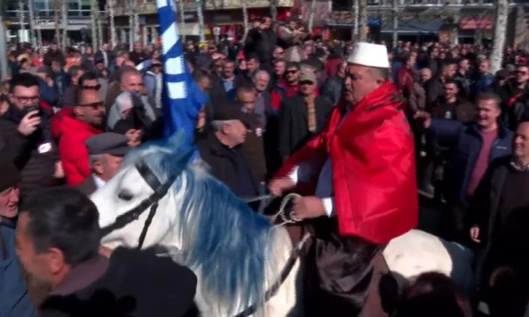 FOTOLAJM/ I veshur me kostum popullor dhe qeleshe, protestuesi ‘sfidon’ kordonin e policisë, hipur mbi një kalë