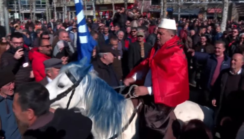 FOTOLAJM/ I veshur me kostum popullor dhe qeleshe, protestuesi ‘sfidon’ kordonin e policisë, hipur mbi një kalë