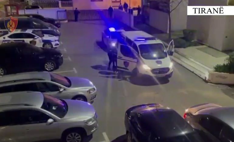 ME PISTOLETË DHE KOKAINË NË AUTOMJET/ Dy të arrestuar në Tiranë