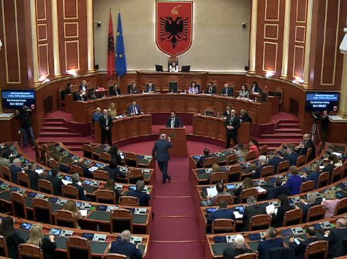 TENSIONOHET SITUATA NË KUVEND/ Deputetët e opozitës fryjnë bilbilat dhe bllokojnë foltoren, rrethohen nga Garda
