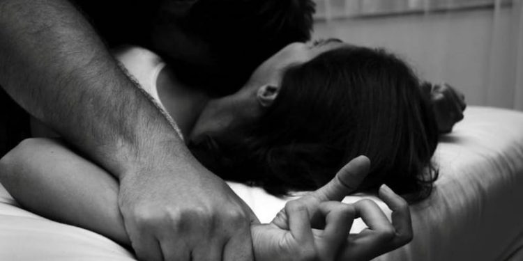 U NGACMUA SEKSUALISHT/ 57-vjeçarja i këput gjuhën abuzuesit dhe e dorëzon në polici: Ja ku e keni provën