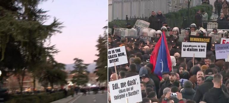 TENSION NË KUVEND/ Protestuesit tentojnë të çajnë kordonin, hidhen flakadanë dhe shashka