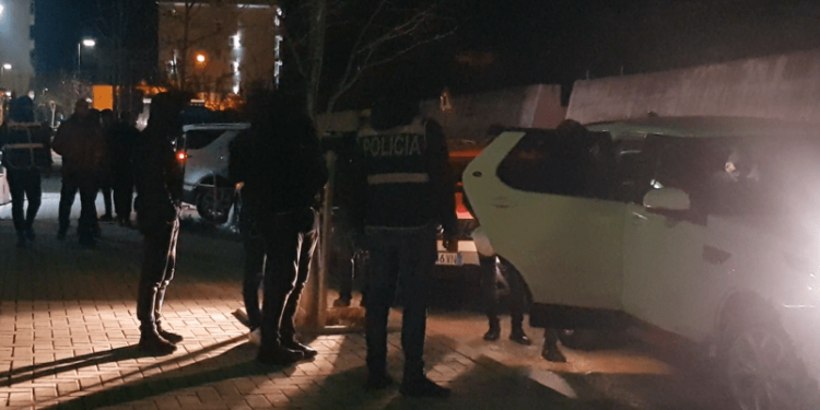 ÇFARË NDODHI? FNSH aksion në Vlorë, shoqërohen disa persona me rrezikshmëri të lartë