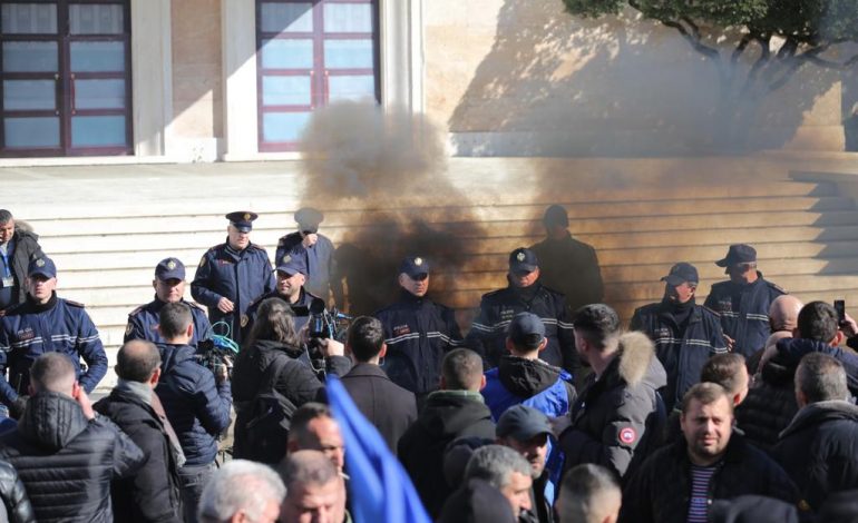 SHOQËRIMI I TRE PROTESTUESVE/ Deputetët e PD i drejtohen komisariatit 1 dhe 2 në Tiranë