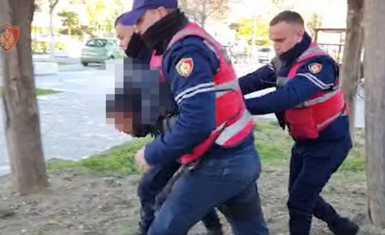 E PËSON KEQ/ Goditi me thikë ish-gruan dhe tentoi të vriste me kallash një person, arrestohet në Vlorë i riu i rrezikshëm