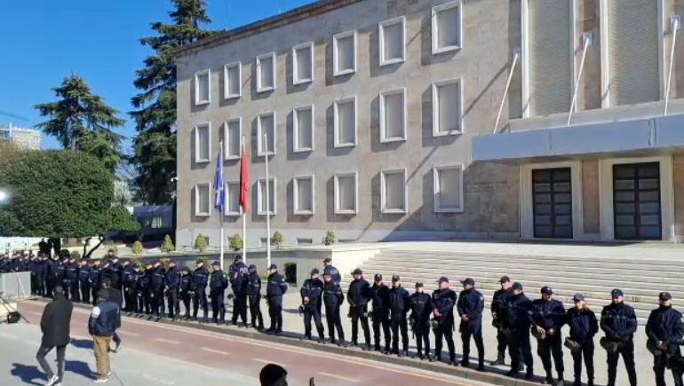 “SHQIPËRISË DO I DALIM ZOT”/ Protesta e opozitës gati të nisë, qytetarët mblidhen para Kryeministrisë