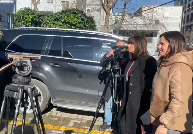 AKUZA PËR SHKELJE TË BARAZISË NË TENDERA/ Ish-drejtoresha e ARRSH-së, Sonila Qato shkon në GJKKO