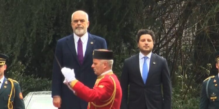 MBLEDHJA NË PODGORICË/ Rama dhe ministrat priten me ceremoni nga qeveria malazeze