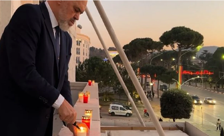 DITË ZIE KOMBËTARE NË SHQIPËRI/ Kryeministri Rama ndez qirinj në nder të viktimave