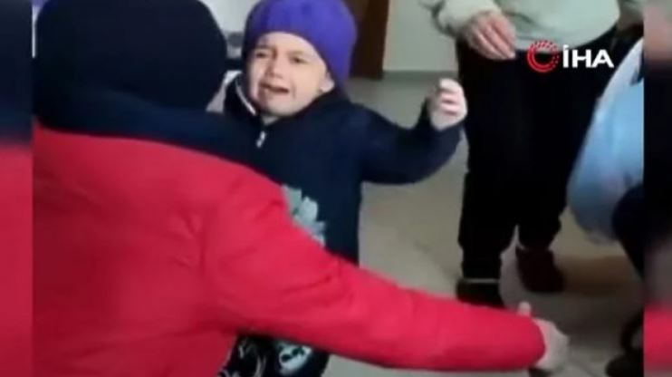PËRQAFIMI QË PREKU RRJETIN/ Babai ribashkohet me vajzën e tij. Historia e trishtë e Ahmetit që humbi gjysmën e familjes nga tërmeti