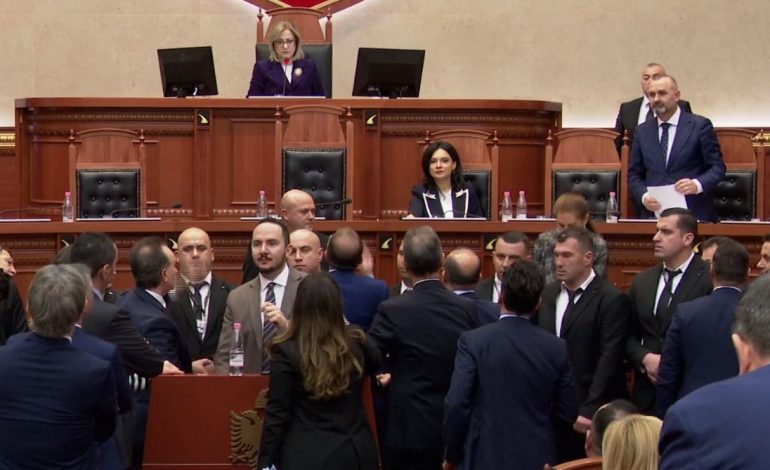 DEBATET NË KUVEND/ Nikolla përjashton Bardhin nga seanca