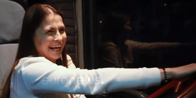 E RRALLË/ Sot shofere autobusi, flet 33-vjeçarja: Makinën e kam mësuar që 9-vjeçe me ZIS.