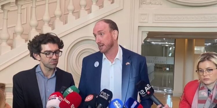 14 MAJI/ Ambasadori Smith: Kandidatët të jenë larg krimit e korrupsionit…