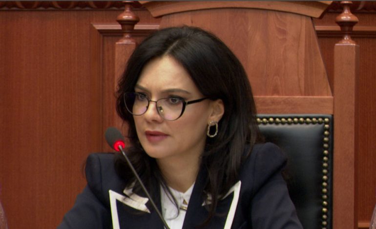 “E KENI HUMBUR TORUAN”/ Spiropali s’i kursen ironitë me opozitën: U lodhët ë! E keni në moshë atë që ju drejton…
