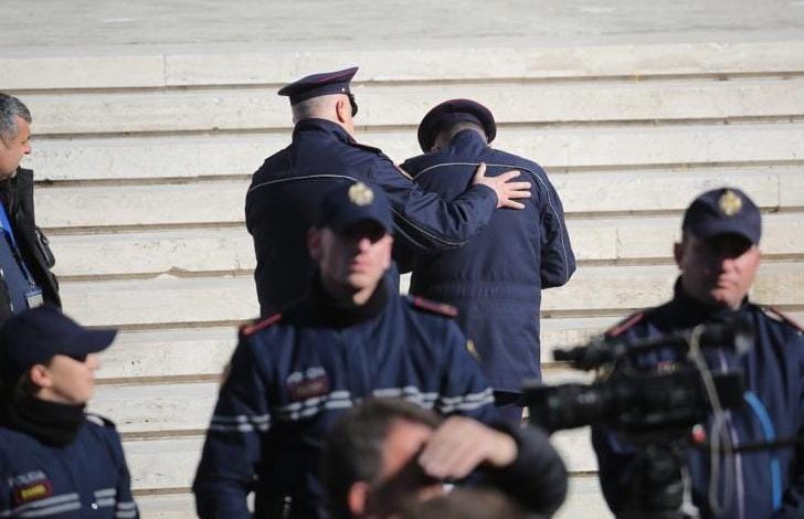PROTESTA E OPOZITËS PARA PARLAMENTIT/ Policia “blindon” hyrjen e Kuvendit ku do të futen deputetët