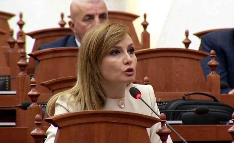 “PARLAMENTI MOS KTHEHET NË ZYRËN E QEVERISË”/ Tabaku e Nikolla replika në seancë. Kryeparlamentarja: Mos mbajmë ligjërime sikur…
