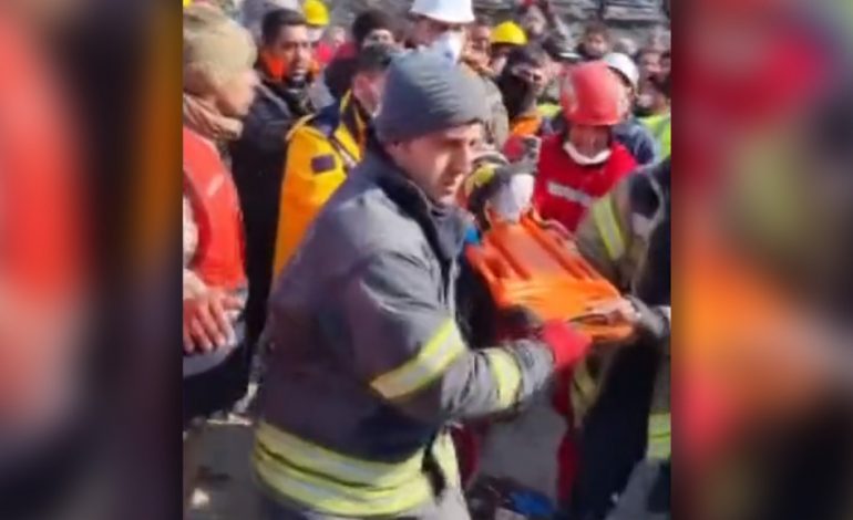 PAS 128 ORËSH NËN RRËNOJA/ Ia del të mbijetojë foshnja 2 muajshe, ekipi turk e nxjerr të gjallë