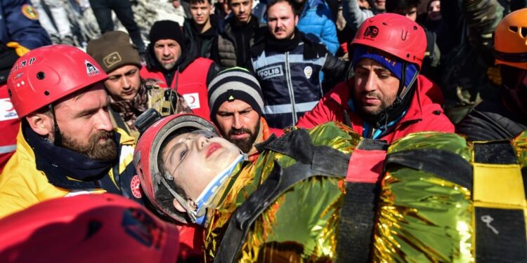 E TRISHTË/ 10-vjeçarja nxirret pas 90 orësh nga rrënojat, ekipet detyrohen t’i presin krahun
