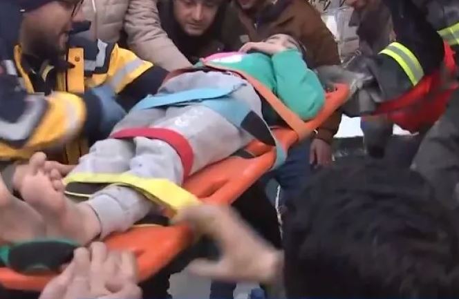 TËRMETI TRAGJIK NË TURQI/ Ekipi i ndihmës greke shpëtuan motrën dhe babin e 7-vjeçares, por nuk ajo vetë nuk ia doli