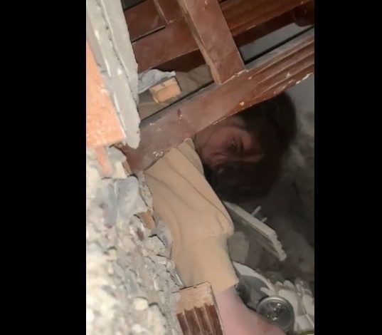 “MOS MË LËR VETËM”/ Vajza e ngecur nën rrënoja flet me ekipin e shpëtimit në Turqi: Kam ftohtë