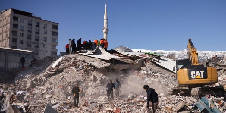 PAS 78 ORËSH NËN RRËNOJA/ Nxirret e gjallë një familje prej tre anëtarësh në Turqi
