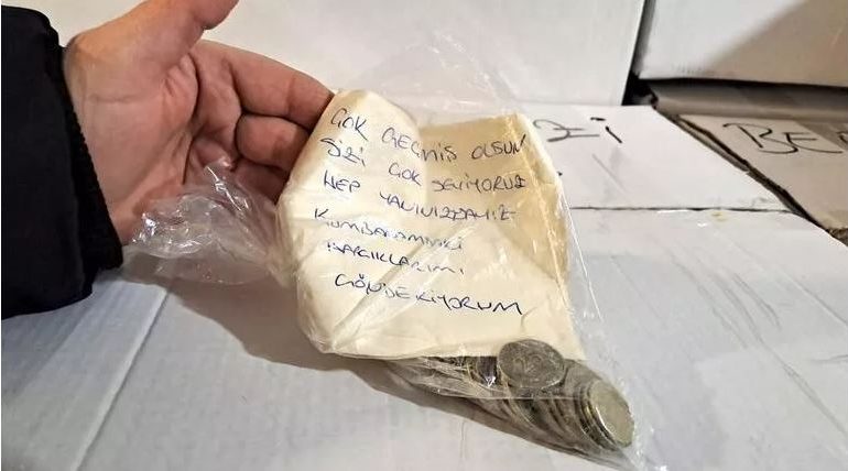 DHIMBJE DHE TRISHTIM/ Gjesti prekës i 8-vjeçarit, dhuron kursimet e tij për të dëmtuarit nga tërmeti