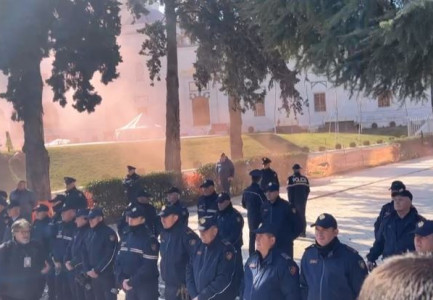 PAS PARALAJMËRIMIT TË BERISHËS/ Protestuesit hedhin tymuese në drejtim të Parlamentit