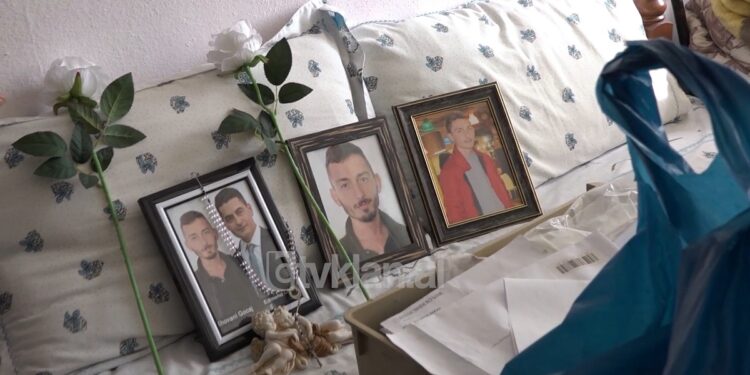 “AH TË MJERËT NE”/ Momenti i dhimbshëm kur prindërit hyjnë në dhomën e 2 djemve të vrarë
