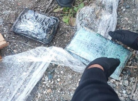 ME 2 KG KOKAINË NGA HOLANDA DREJT GREQISË/ Në pranga babë e bir dhe bashkëpunëtorja shqiptare, ja ku e kishin fshehur