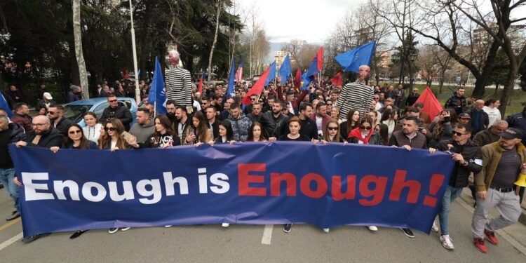 NIS PROTESTA E OPOZITËS PARA KRYEMINISTRISË/ “Apeli” tërhiqet për vendimin e vulës së PD