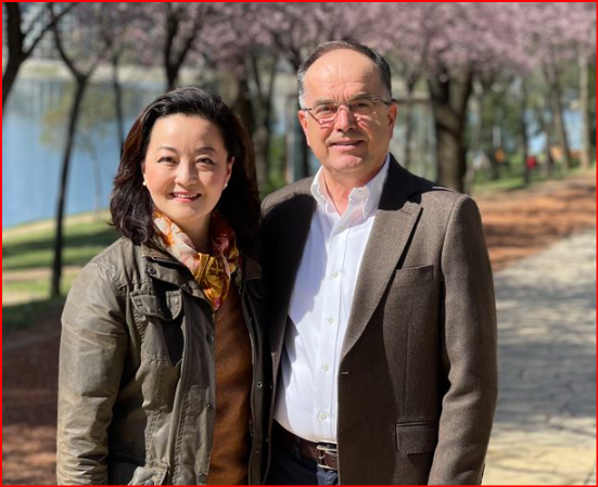FOTOLAJM/ Yuri Kim shëtitje me Presidentin Begaj te Liqeni: Një nder në këtë ditë të bukur pranvere