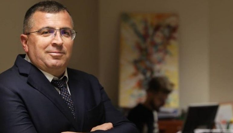 NGA KAFET TE UDHËTIMET JASHTË VENDIT/ Faktet e lidhjes së kryebashkiakut të Bulqizës me Aqif Koneshën (DOSJA)